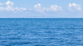 蓝色天空白云水波荡漾大海风景图片